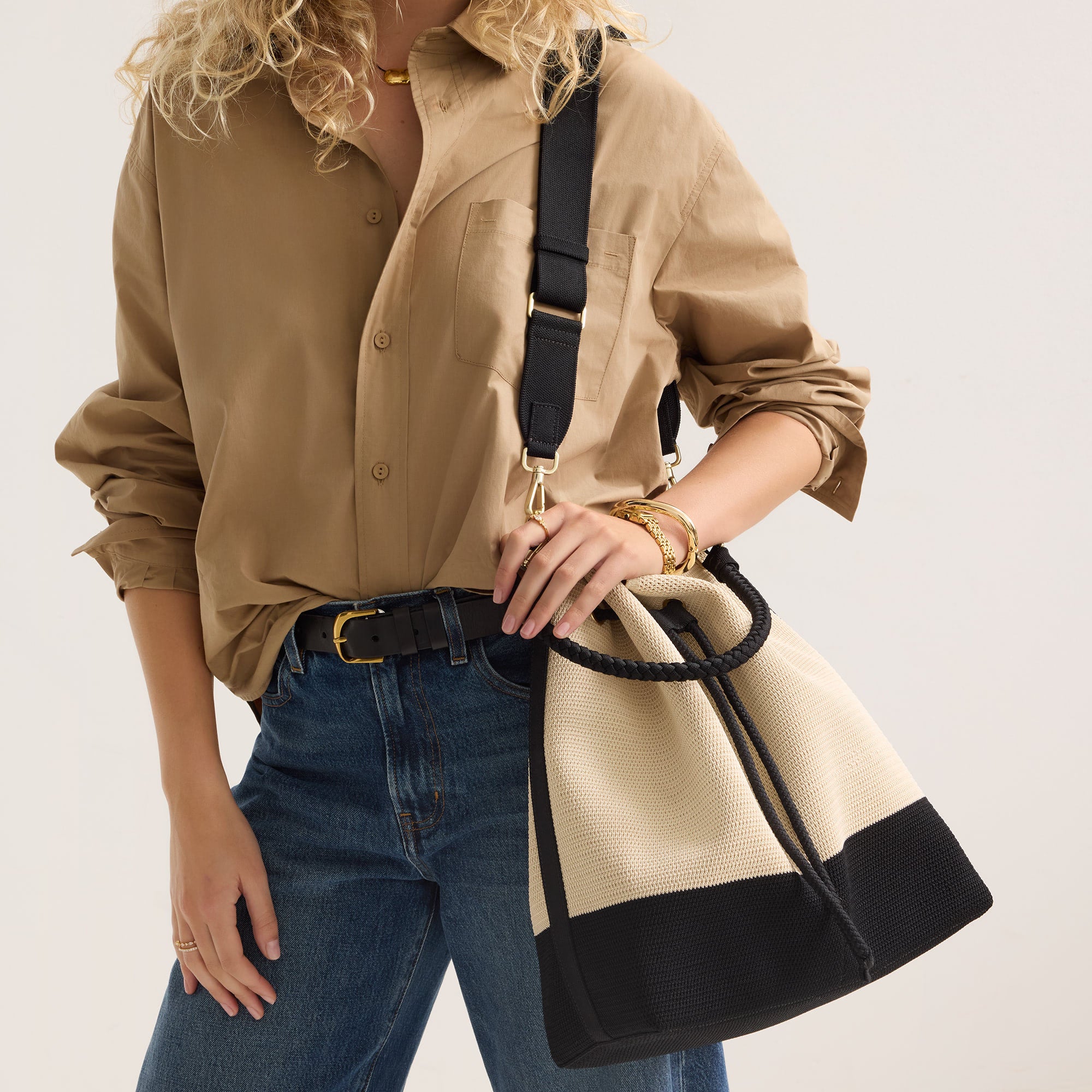 The Cinch Bucket Bag - Black and White Raffia-Knit - 图片 3