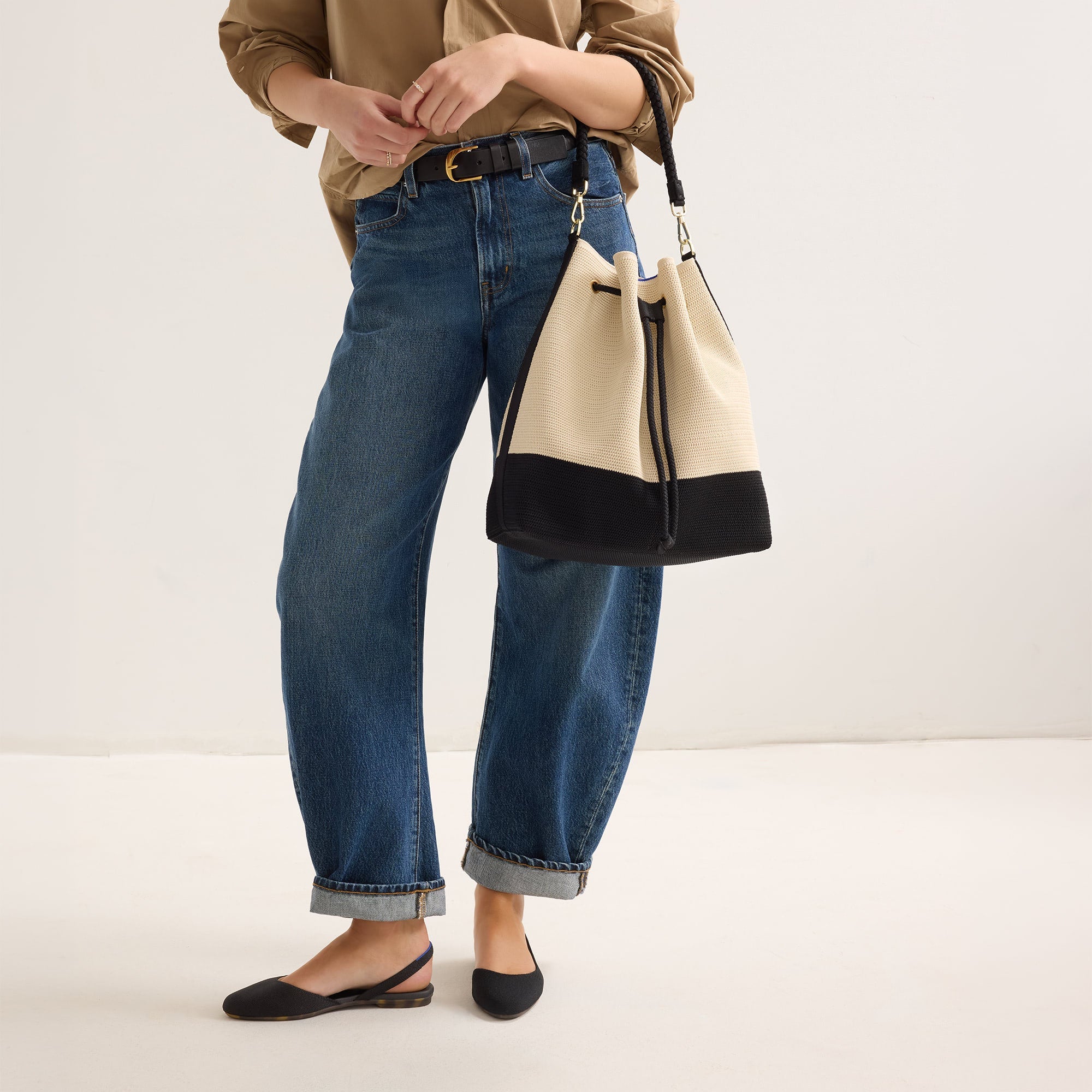 The Cinch Bucket Bag - Black and White Raffia-Knit - 图片 4