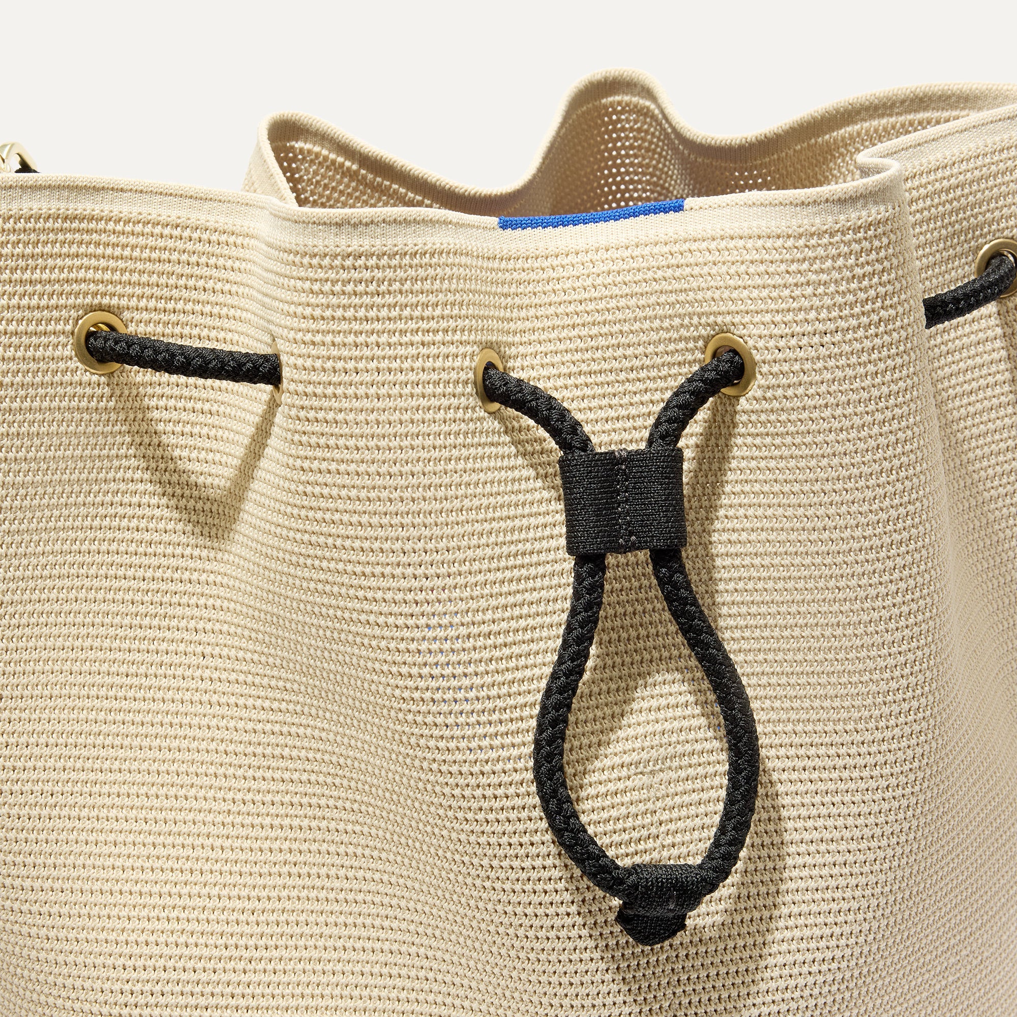 The Cinch Bucket Bag - Black and White Raffia-Knit - 图片 6